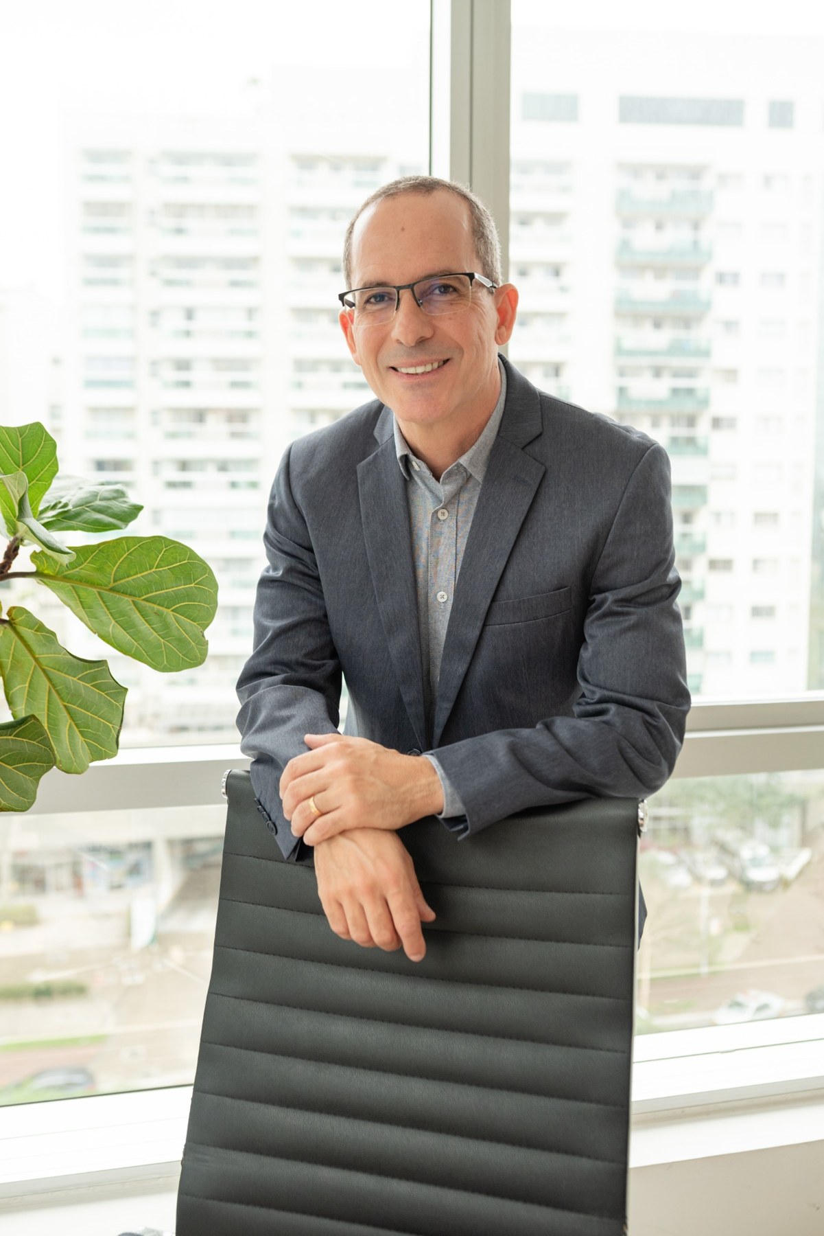 Gilson Macedo em ambiente corporativo